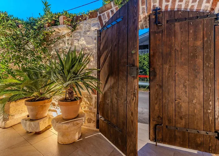 Roman Style Stone Villa Lux Solis