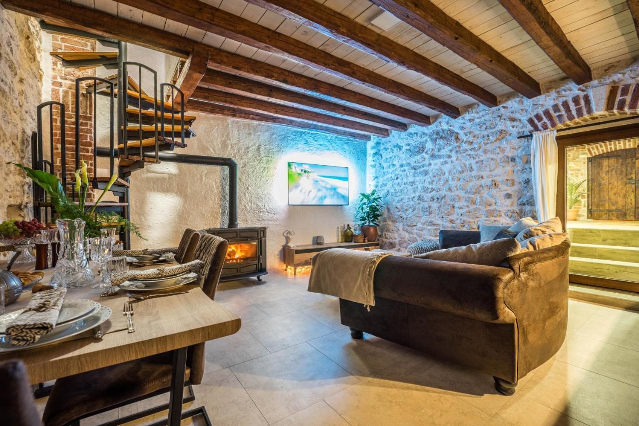 Villa Style Stone Lux Solis