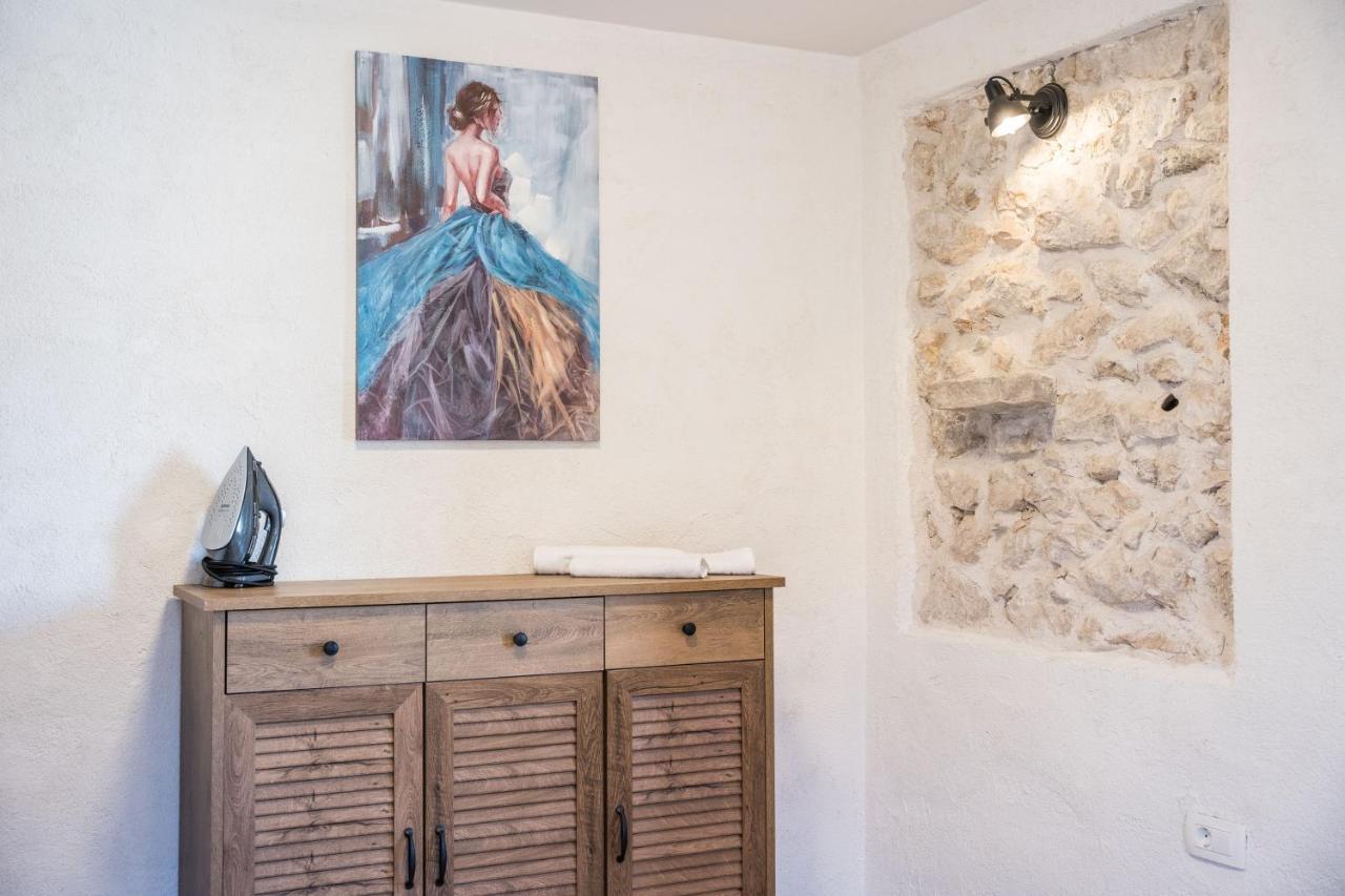 Villa Style Stone Lux Solis