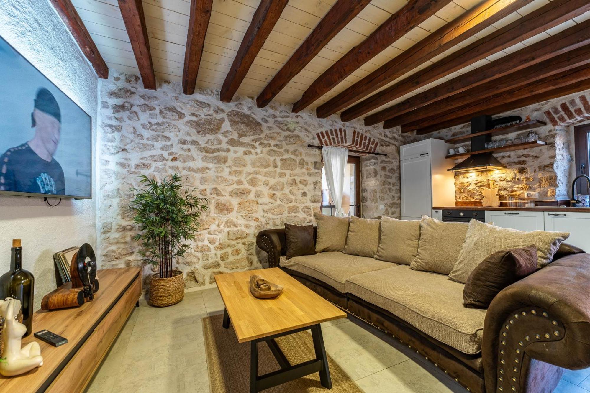 Villa Style Stone Lux Solis