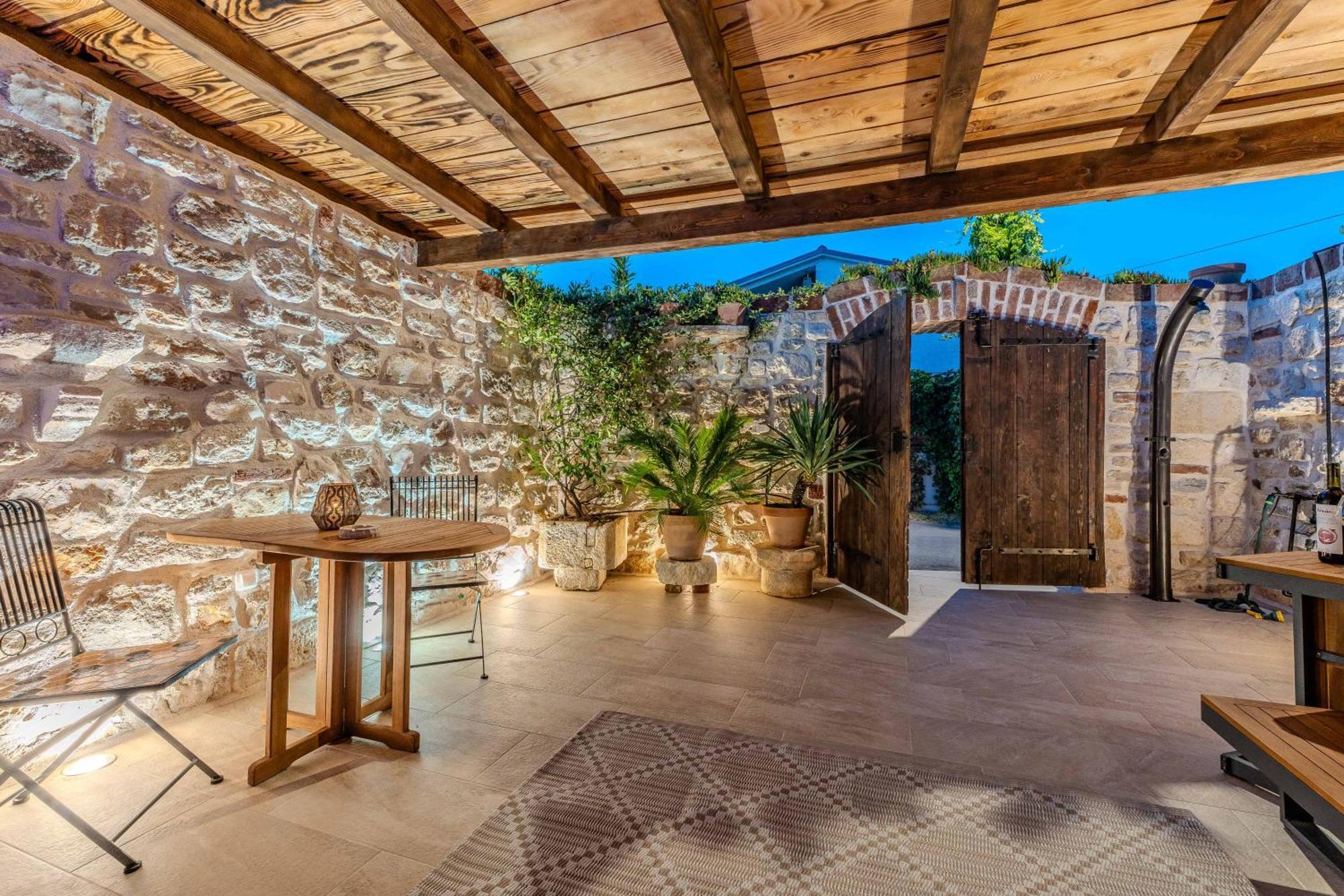 Villa Style Stone Lux Solis *