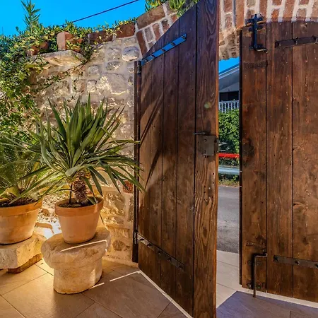 Roman Style Stone Villa Lux Solis Nin Exterior photo