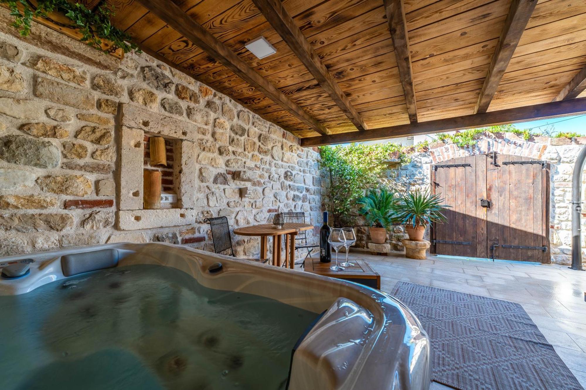 Villa Style Stone Lux Solis Nin